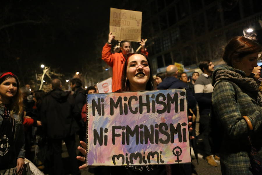 Ha sido una manifestación histórica. Más de 30.000 personas según la Policía Local, hasta 100.000 según las organizadoras. ¿Has estado en la marcha feminista del 8M en Granada? Encuéntrate en las fotos. 