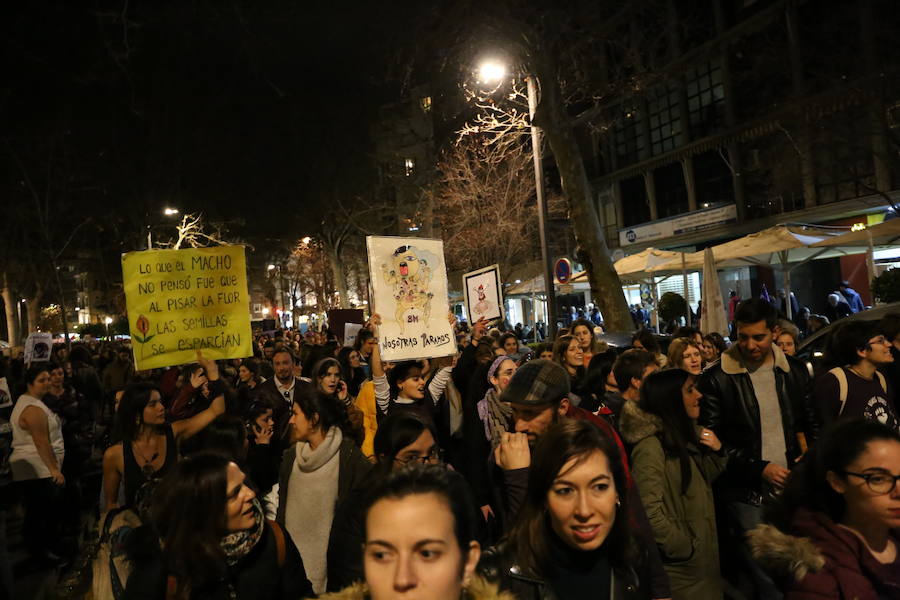 Ha sido una manifestación histórica. Más de 30.000 personas según la Policía Local, hasta 100.000 según las organizadoras. ¿Has estado en la marcha feminista del 8M en Granada? Encuéntrate en las fotos. 