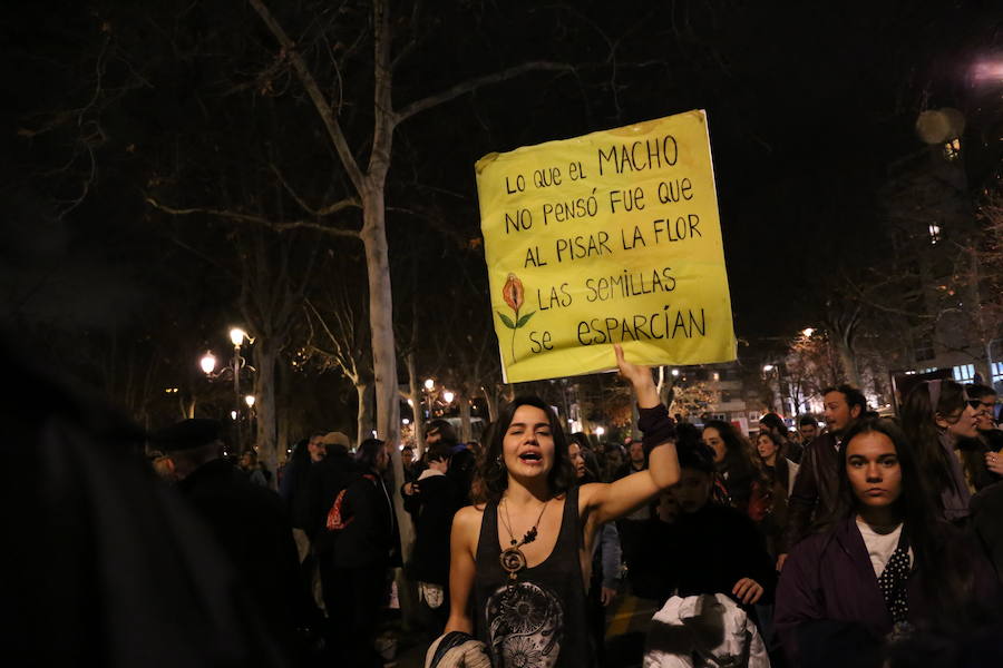 Ha sido una manifestación histórica. Más de 30.000 personas según la Policía Local, hasta 100.000 según las organizadoras. ¿Has estado en la marcha feminista del 8M en Granada? Encuéntrate en las fotos. 