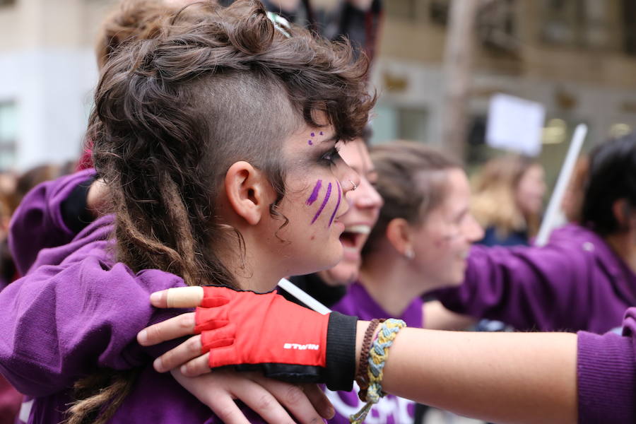 Ha sido una manifestación histórica. Más de 30.000 personas según la Policía Local, hasta 100.000 según las organizadoras. ¿Has estado en la marcha feminista del 8M en Granada? Encuéntrate en las fotos. 