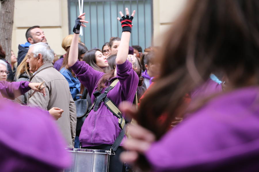 Ha sido una manifestación histórica. Más de 30.000 personas según la Policía Local, hasta 100.000 según las organizadoras. ¿Has estado en la marcha feminista del 8M en Granada? Encuéntrate en las fotos. 