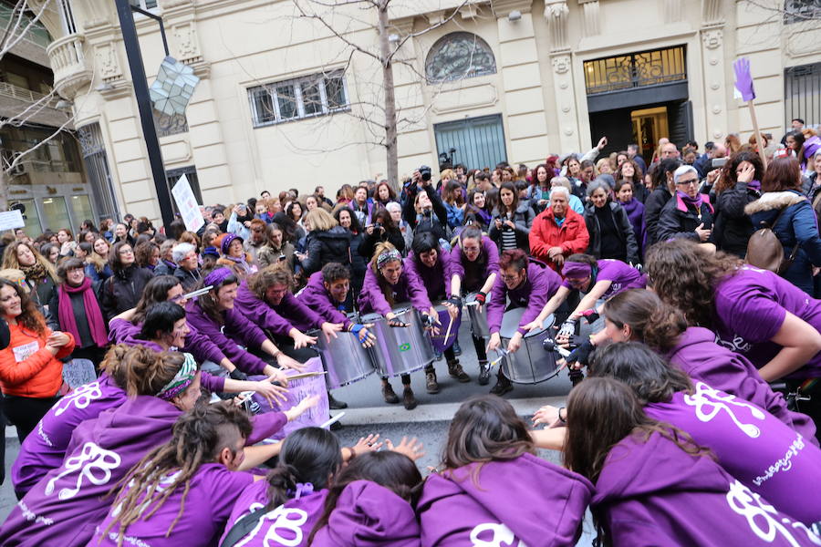 Ha sido una manifestación histórica. Más de 30.000 personas según la Policía Local, hasta 100.000 según las organizadoras. ¿Has estado en la marcha feminista del 8M en Granada? Encuéntrate en las fotos. 