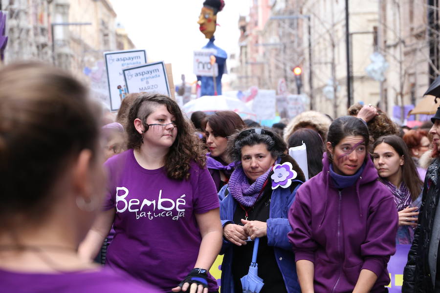 Ha sido una manifestación histórica. Más de 30.000 personas según la Policía Local, hasta 100.000 según las organizadoras. ¿Has estado en la marcha feminista del 8M en Granada? Encuéntrate en las fotos. 