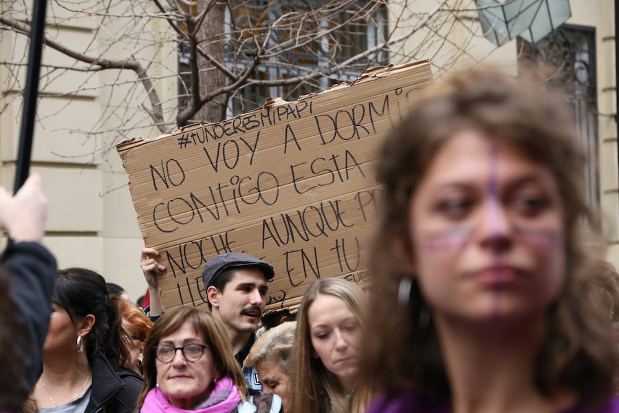Ha sido una manifestación histórica. Más de 30.000 personas según la Policía Local, hasta 100.000 según las organizadoras. ¿Has estado en la marcha feminista del 8M en Granada? Encuéntrate en las fotos. 