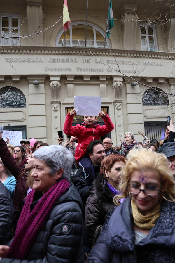 Ha sido una manifestación histórica. Más de 30.000 personas según la Policía Local, hasta 100.000 según las organizadoras. ¿Has estado en la marcha feminista del 8M en Granada? Encuéntrate en las fotos. 