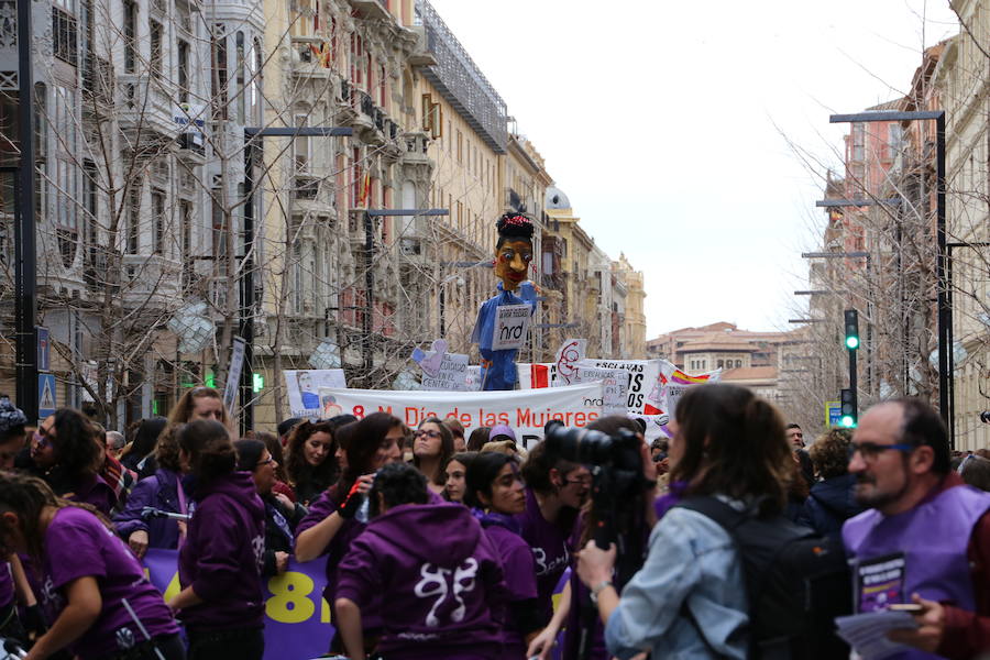 Ha sido una manifestación histórica. Más de 30.000 personas según la Policía Local, hasta 100.000 según las organizadoras. ¿Has estado en la marcha feminista del 8M en Granada? Encuéntrate en las fotos. 