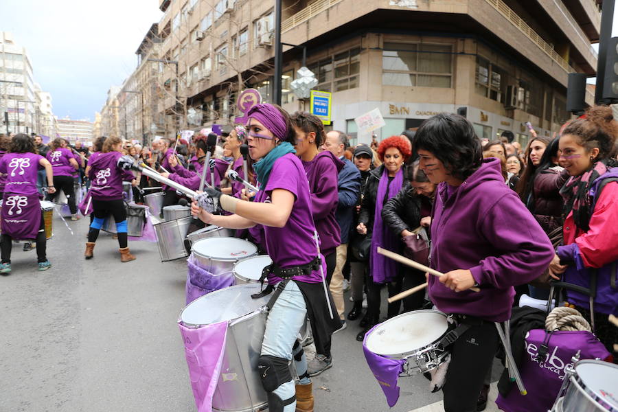 Ha sido una manifestación histórica. Más de 30.000 personas según la Policía Local, hasta 100.000 según las organizadoras. ¿Has estado en la marcha feminista del 8M en Granada? Encuéntrate en las fotos. 