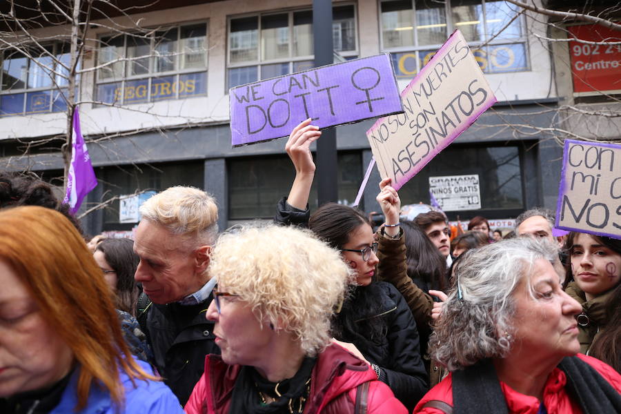 Ha sido una manifestación histórica. Más de 30.000 personas según la Policía Local, hasta 100.000 según las organizadoras. ¿Has estado en la marcha feminista del 8M en Granada? Encuéntrate en las fotos. 