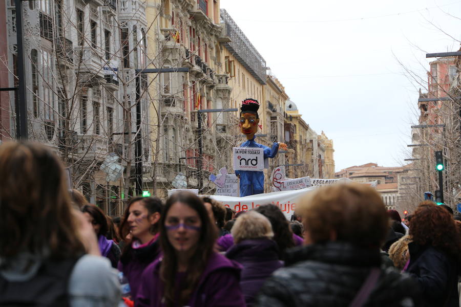 Ha sido una manifestación histórica. Más de 30.000 personas según la Policía Local, hasta 100.000 según las organizadoras. ¿Has estado en la marcha feminista del 8M en Granada? Encuéntrate en las fotos. 