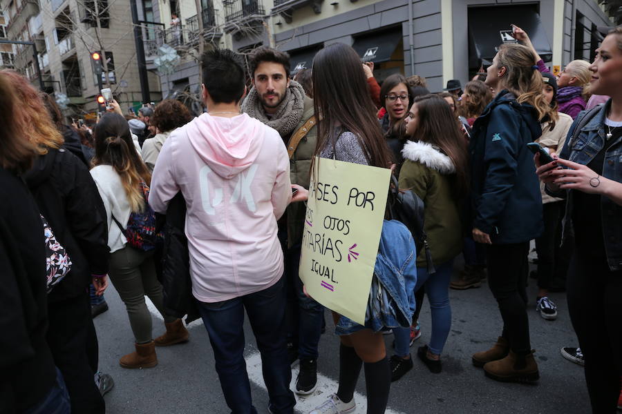 Ha sido una manifestación histórica. Más de 30.000 personas según la Policía Local, hasta 100.000 según las organizadoras. ¿Has estado en la marcha feminista del 8M en Granada? Encuéntrate en las fotos. 