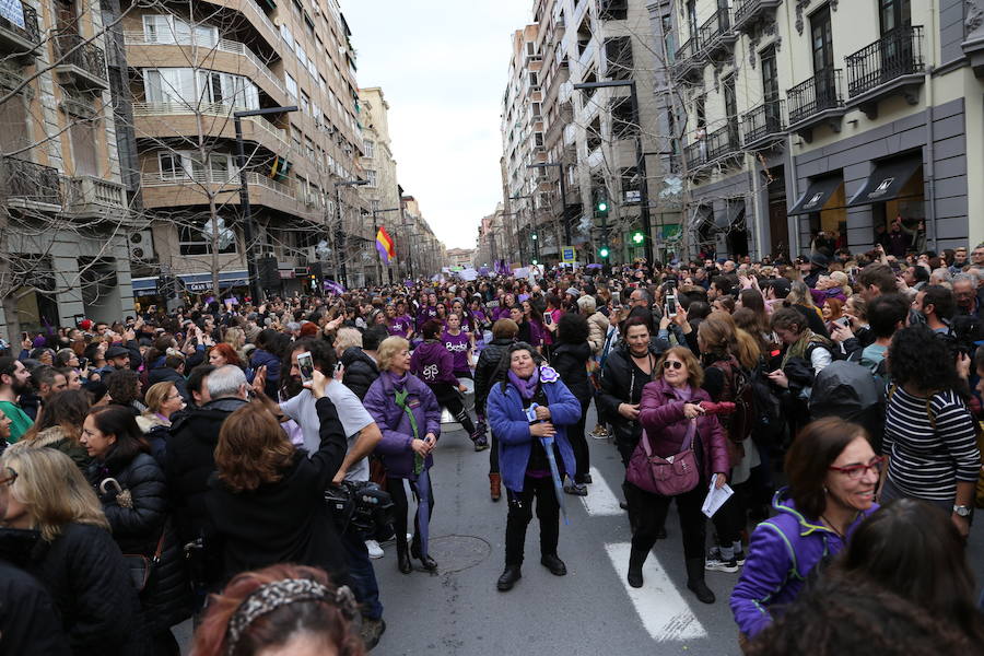 Ha sido una manifestación histórica. Más de 30.000 personas según la Policía Local, hasta 100.000 según las organizadoras. ¿Has estado en la marcha feminista del 8M en Granada? Encuéntrate en las fotos. 