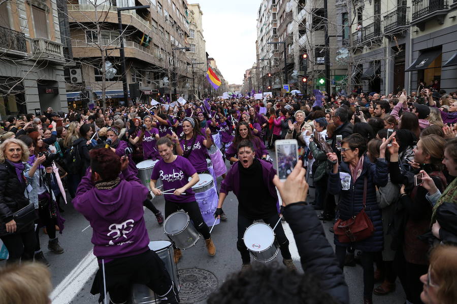 Ha sido una manifestación histórica. Más de 30.000 personas según la Policía Local, hasta 100.000 según las organizadoras. ¿Has estado en la marcha feminista del 8M en Granada? Encuéntrate en las fotos. 