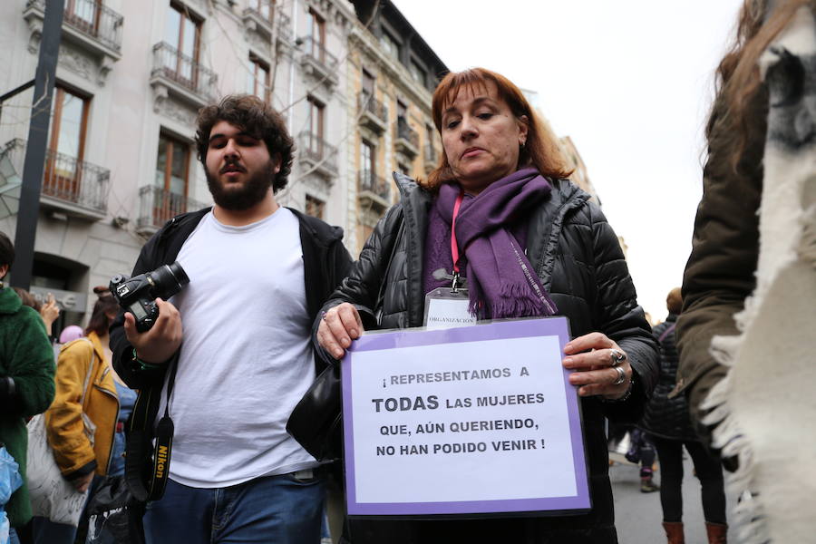Ha sido una manifestación histórica. Más de 30.000 personas según la Policía Local, hasta 100.000 según las organizadoras. ¿Has estado en la marcha feminista del 8M en Granada? Encuéntrate en las fotos. 
