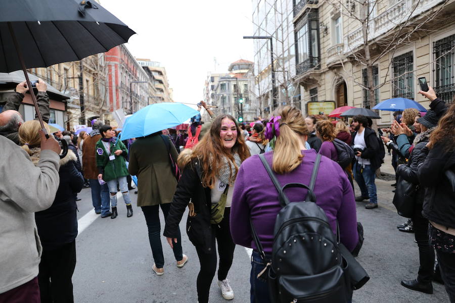 Ha sido una manifestación histórica. Más de 30.000 personas según la Policía Local, hasta 100.000 según las organizadoras. ¿Has estado en la marcha feminista del 8M en Granada? Encuéntrate en las fotos. 