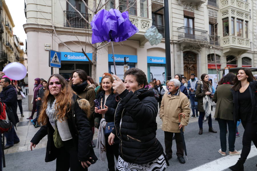 Ha sido una manifestación histórica. Más de 30.000 personas según la Policía Local, hasta 100.000 según las organizadoras. ¿Has estado en la marcha feminista del 8M en Granada? Encuéntrate en las fotos. 