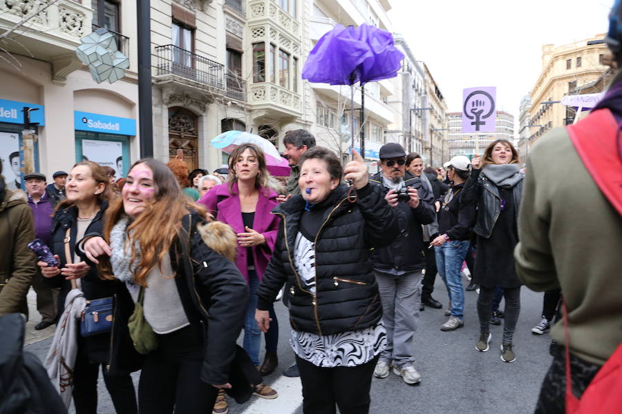 Ha sido una manifestación histórica. Más de 30.000 personas según la Policía Local, hasta 100.000 según las organizadoras. ¿Has estado en la marcha feminista del 8M en Granada? Encuéntrate en las fotos. 