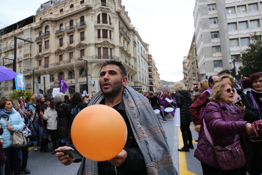 Ha sido una manifestación histórica. Más de 30.000 personas según la Policía Local, hasta 100.000 según las organizadoras. ¿Has estado en la marcha feminista del 8M en Granada? Encuéntrate en las fotos. 