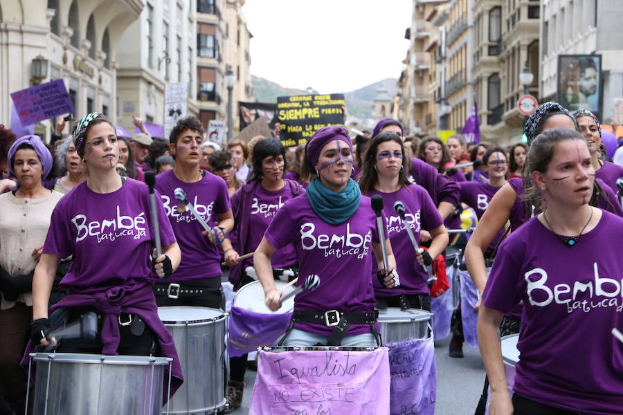 Ha sido una manifestación histórica. Más de 30.000 personas según la Policía Local, hasta 100.000 según las organizadoras. ¿Has estado en la marcha feminista del 8M en Granada? Encuéntrate en las fotos. 