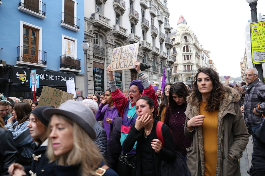 Ha sido una manifestación histórica. Más de 30.000 personas según la Policía Local, hasta 100.000 según las organizadoras. ¿Has estado en la marcha feminista del 8M en Granada? Encuéntrate en las fotos. 