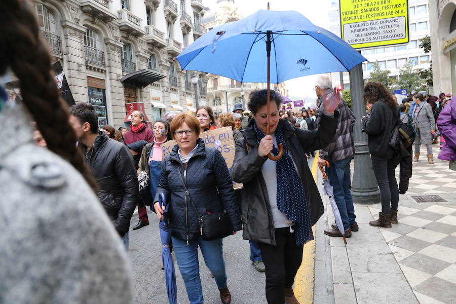 Ha sido una manifestación histórica. Más de 30.000 personas según la Policía Local, hasta 100.000 según las organizadoras. ¿Has estado en la marcha feminista del 8M en Granada? Encuéntrate en las fotos. 