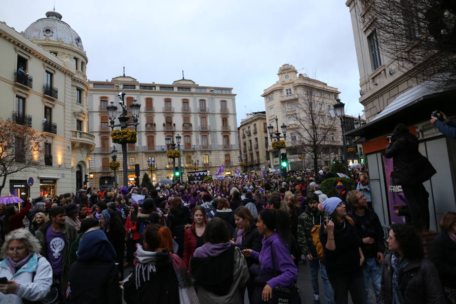 Ha sido una manifestación histórica. Más de 30.000 personas según la Policía Local, hasta 100.000 según las organizadoras. ¿Has estado en la marcha feminista del 8M en Granada? Encuéntrate en las fotos. 
