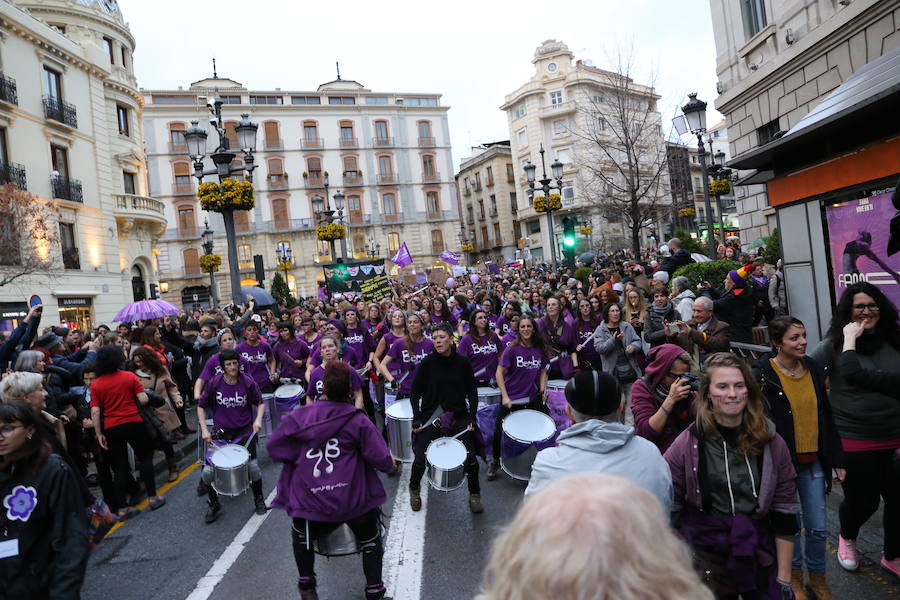 Ha sido una manifestación histórica. Más de 30.000 personas según la Policía Local, hasta 100.000 según las organizadoras. ¿Has estado en la marcha feminista del 8M en Granada? Encuéntrate en las fotos. 