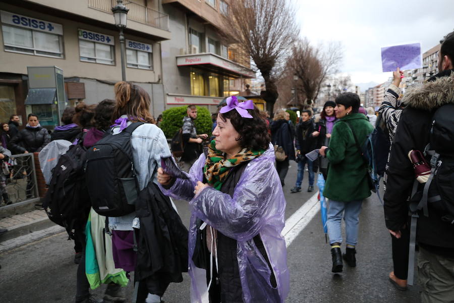 Ha sido una manifestación histórica. Más de 30.000 personas según la Policía Local, hasta 100.000 según las organizadoras. ¿Has estado en la marcha feminista del 8M en Granada? Encuéntrate en las fotos. 