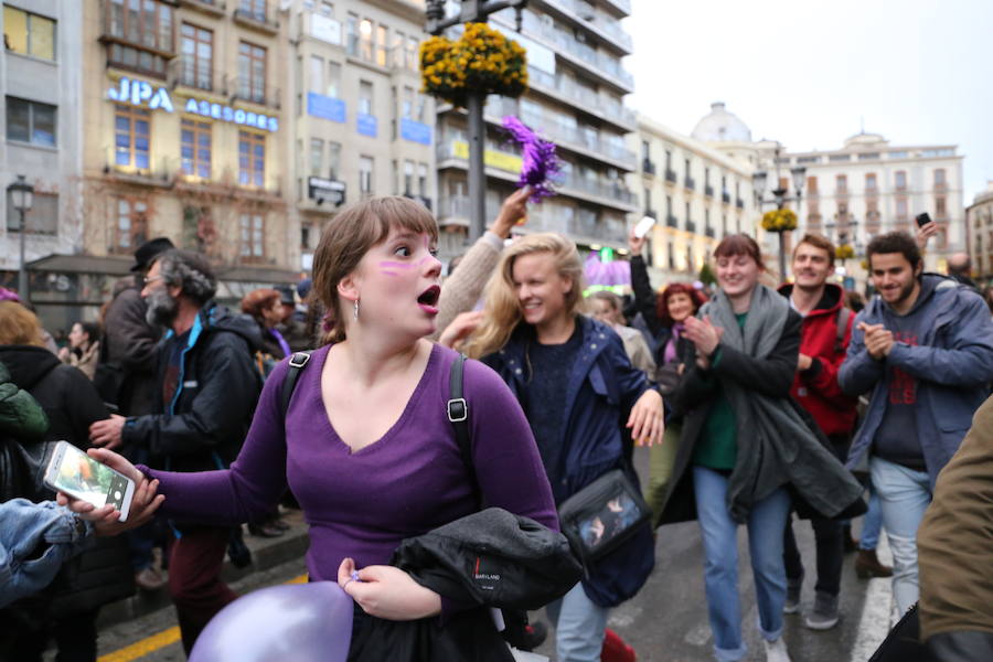 Ha sido una manifestación histórica. Más de 30.000 personas según la Policía Local, hasta 100.000 según las organizadoras. ¿Has estado en la marcha feminista del 8M en Granada? Encuéntrate en las fotos. 