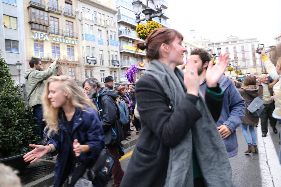 Ha sido una manifestación histórica. Más de 30.000 personas según la Policía Local, hasta 100.000 según las organizadoras. ¿Has estado en la marcha feminista del 8M en Granada? Encuéntrate en las fotos. 