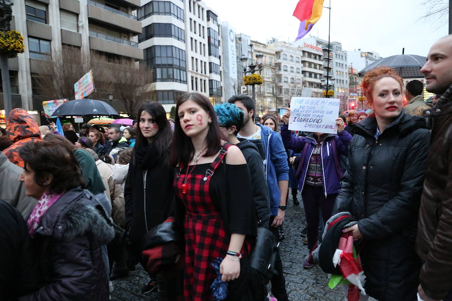 Ha sido una manifestación histórica. Más de 30.000 personas según la Policía Local, hasta 100.000 según las organizadoras. ¿Has estado en la marcha feminista del 8M en Granada? Encuéntrate en las fotos. 