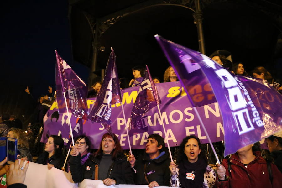 Ha sido una manifestación histórica. Más de 30.000 personas según la Policía Local, hasta 100.000 según las organizadoras. ¿Has estado en la marcha feminista del 8M en Granada? Encuéntrate en las fotos. 