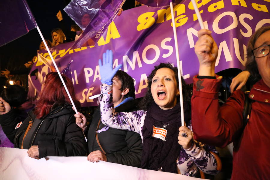 Ha sido una manifestación histórica. Más de 30.000 personas según la Policía Local, hasta 100.000 según las organizadoras. ¿Has estado en la marcha feminista del 8M en Granada? Encuéntrate en las fotos. 