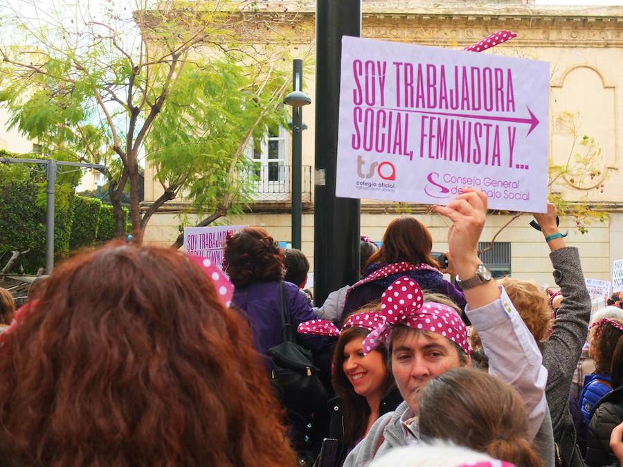 El comercio funciona en el centro de la capital a medio gas mientras que centenares de manifestantes, la mayoría jóvenes, se concentran en la plaza de Juan Cassinello para exigir la ruptura del techo de cristal y contra la violencia de género