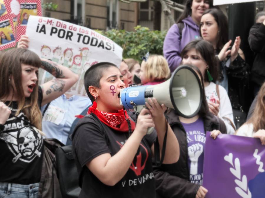 El comercio funciona en el centro de la capital a medio gas mientras que centenares de manifestantes, la mayoría jóvenes, se concentran en la plaza de Juan Cassinello para exigir la ruptura del techo de cristal y contra la violencia de género