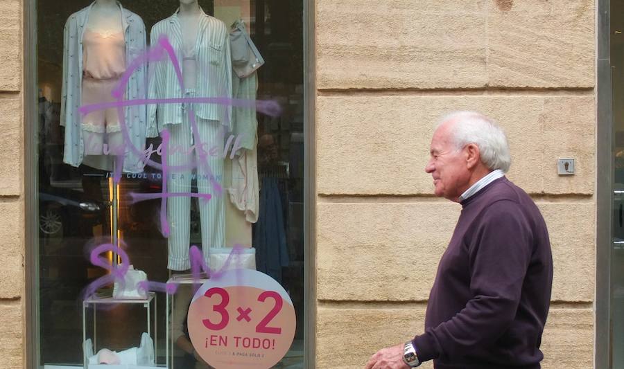 El comercio funciona en el centro de la capital a medio gas mientras que centenares de manifestantes, la mayoría jóvenes, se concentran en la plaza de Juan Cassinello para exigir la ruptura del techo de cristal y contra la violencia de género