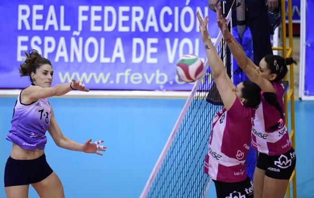 Esther Rodríguez (i) remata en el partido que el Feel Alcobendas jugó ante Naturhouse Logroño en la Copa de la Reina. 