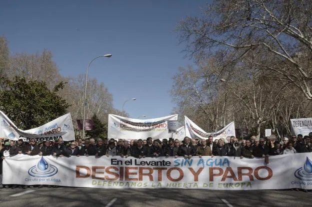 Cabecera de la manifestación organizada por el Círculo por el Agua, en la que participaron almerienses, murcianos y alicantinos. 