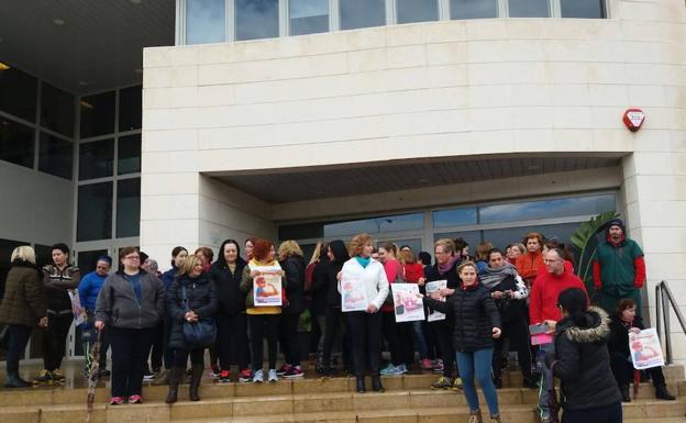 Concentración en la cooperativa Granada-La Palma, donde se ha realizado un paro de nueve a once de la mañana. 