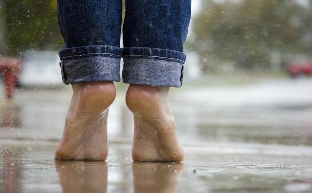 Los enormes beneficios de andar descalzo: te querrás quitar los zapatos