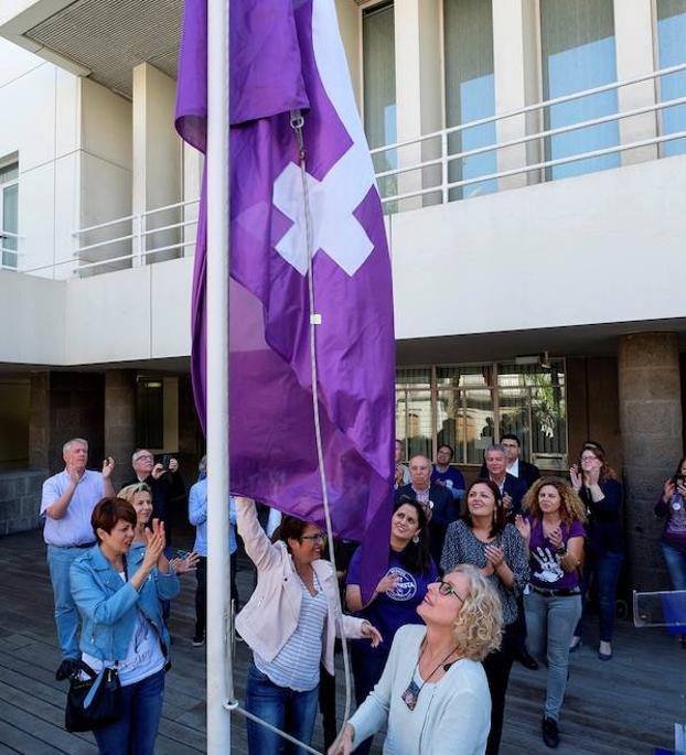 La consejera de Igualdad del Cabildo de Gran Canaria, María Nebot, iza la bandera feminista