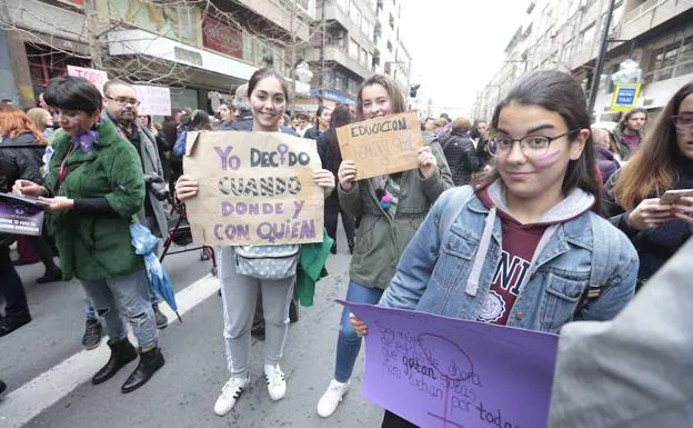 Imagen principal - En directo: &quot;Las mujeres de Granada nos hemos echado a la calle en una movillización histórica para decir hasta aquí hemos llegado&quot;