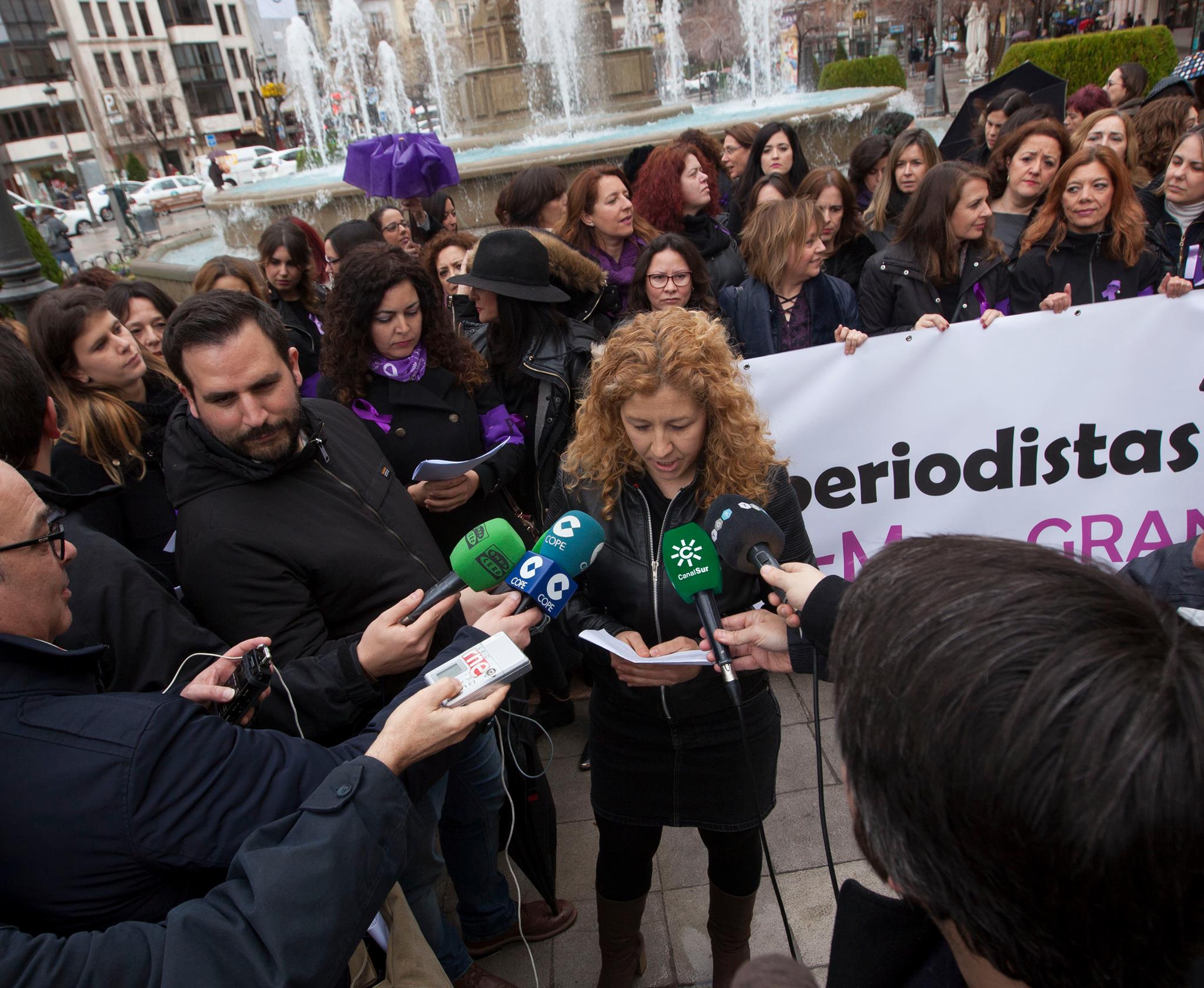 Un centenar de mujeres periodistas se han concentrado hoy en Granada para dar lectura a un manifiesto nacional suscrito por más de 7.000 profesionales del sector en el que denuncian situaciones que afectan a éste y otros colectivos como la precariedad, la inseguridad laboral o la brecha salarial. Durante la concentración, presidida por una pancarta con el lema 'Las periodistas paramos', han sido varias las profesionales que han dado lectura al escrito, entre ellas la periodista Rosa María Calaf 