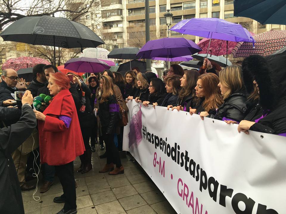 Un centenar de mujeres periodistas se han concentrado hoy en Granada para dar lectura a un manifiesto nacional suscrito por más de 7.000 profesionales del sector en el que denuncian situaciones que afectan a éste y otros colectivos como la precariedad, la inseguridad laboral o la brecha salarial. Durante la concentración, presidida por una pancarta con el lema 'Las periodistas paramos', han sido varias las profesionales que han dado lectura al escrito, entre ellas la periodista Rosa María Calaf 