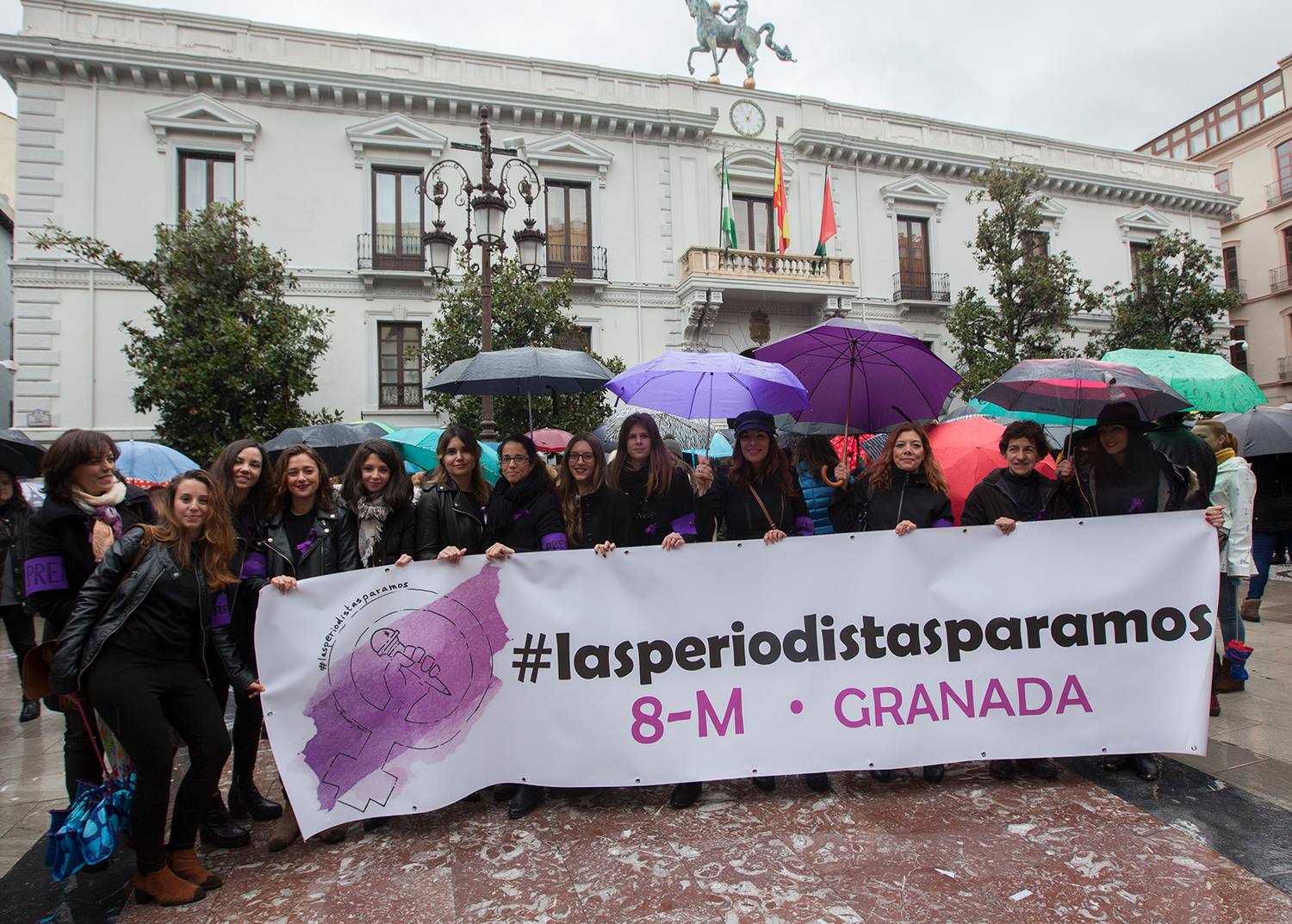 Un centenar de mujeres periodistas se han concentrado hoy en Granada para dar lectura a un manifiesto nacional suscrito por más de 7.000 profesionales del sector en el que denuncian situaciones que afectan a éste y otros colectivos como la precariedad, la inseguridad laboral o la brecha salarial. Durante la concentración, presidida por una pancarta con el lema 'Las periodistas paramos', han sido varias las profesionales que han dado lectura al escrito, entre ellas la periodista Rosa María Calaf 