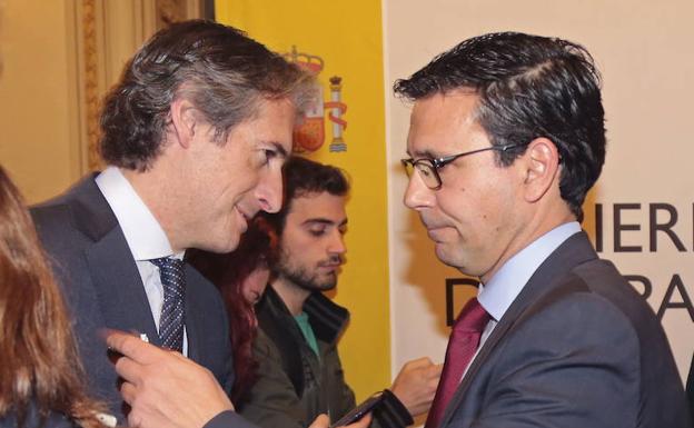 Íñigo de la Serna y Paco Cuenca, en un encuentro en Granada. 