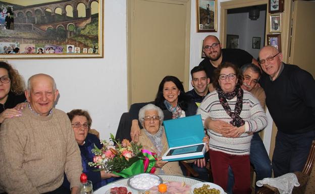 La familia de Josefa celebró con ella el cumpleaños. 