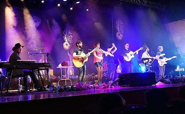 El equipo de Rozalén sobre el escenario.