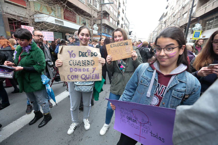 La multitudinaria manifestación del 8M en Granada dejó preciosas imágenes para el recuerdo a partir de las seis de la tarde. 