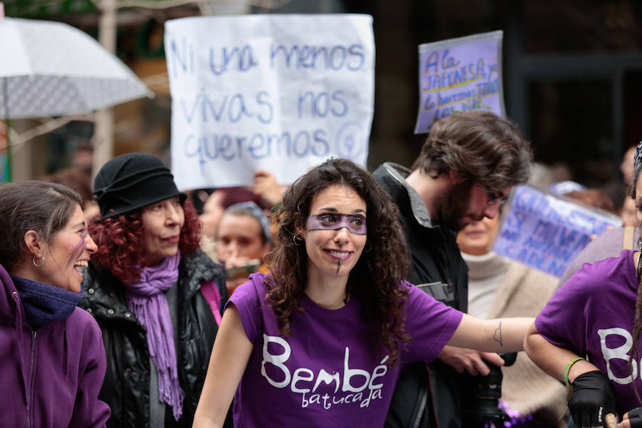 La multitudinaria manifestación del 8M en Granada dejó preciosas imágenes para el recuerdo a partir de las seis de la tarde. 