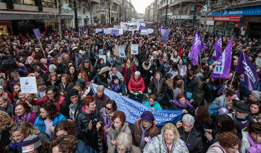 La multitudinaria manifestación del 8M en Granada dejó preciosas imágenes para el recuerdo a partir de las seis de la tarde. 